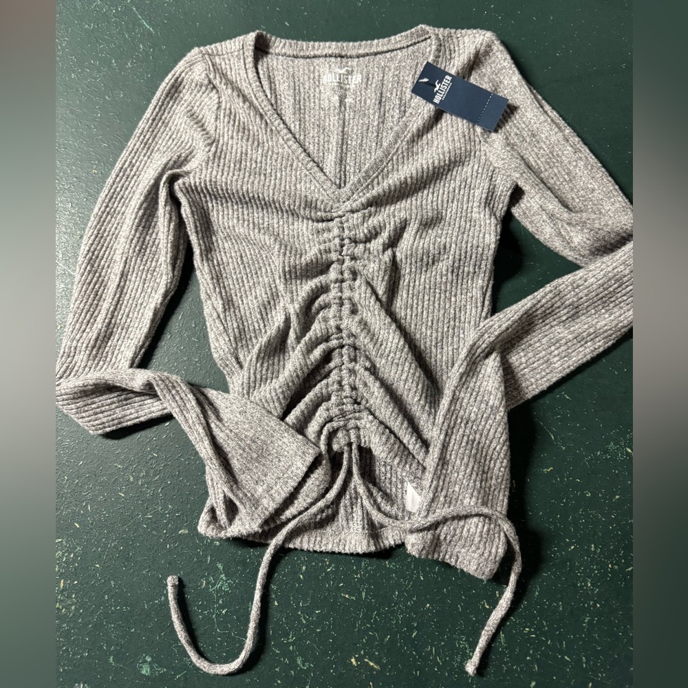 Women’s Gray Hollister long sleeve crop top. XSMALL. NWT
